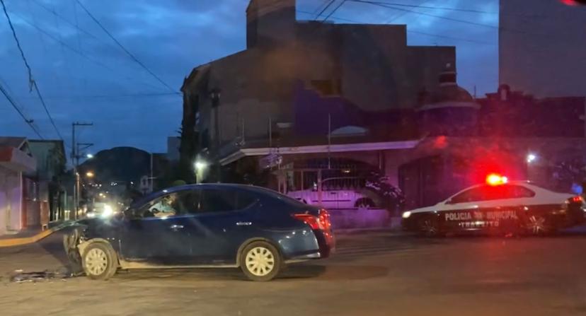 Autos particulares se deshacen tras chocar esta mañana en Atlixco