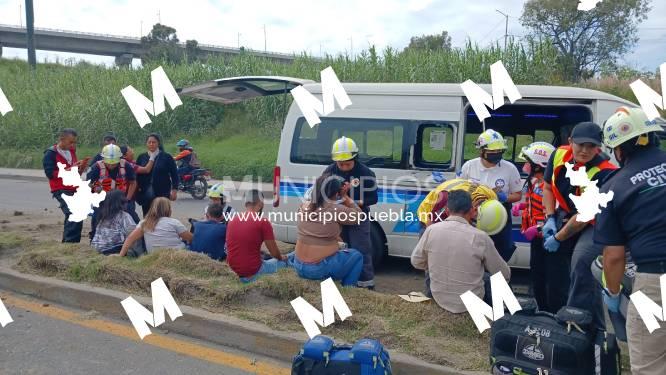 BMW choca vagoneta de la Ruta Flecha Azul en la Puebla-Tlaxcala; hay 10 heridos