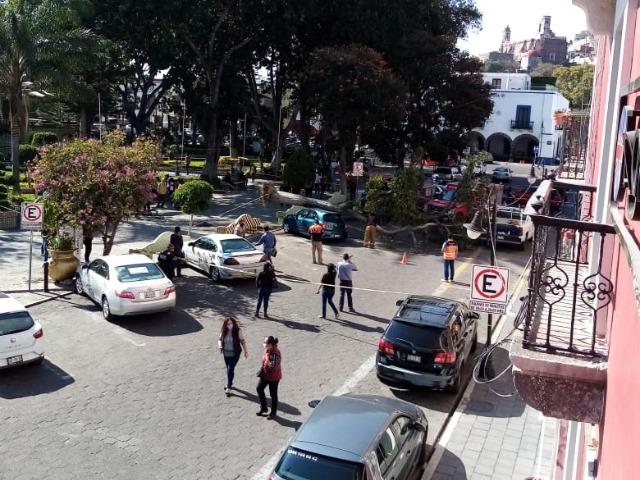 Cae enorme árbol sobre auto estacionado en zócalo de Atlixco