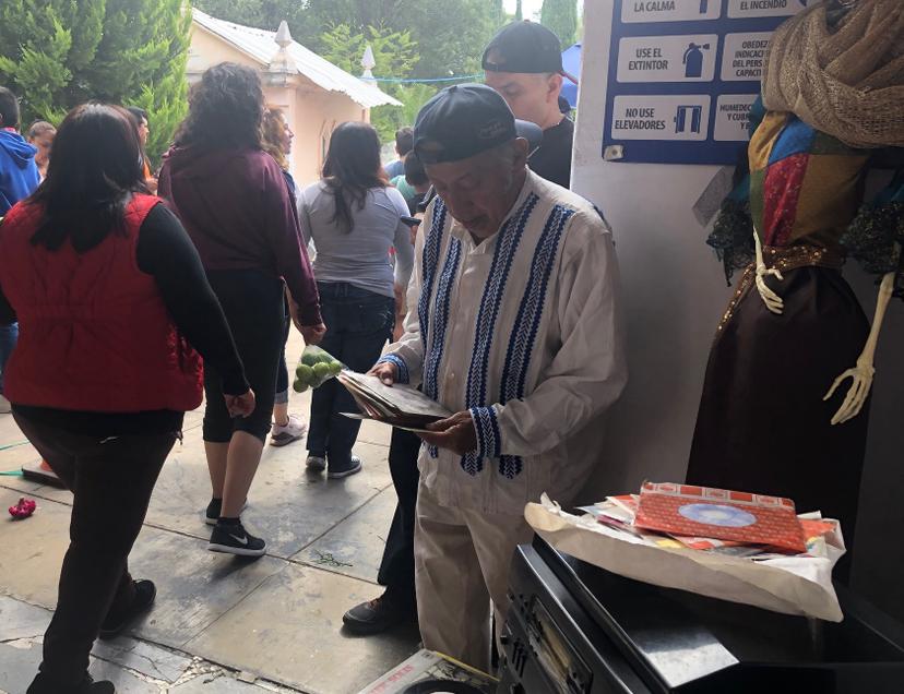 La voz de Javier Solis y la lluvia recibieron a las almas en Atlixco