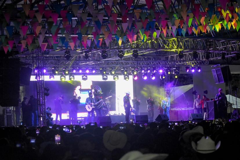 Reventó Fidel Rueda teatro del pueblo en la feria de Atlixco