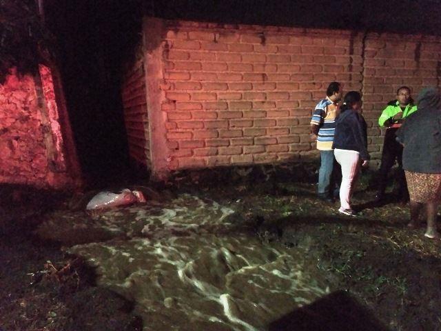 Agua con estiércol inunda casas en colonia de Atlixco