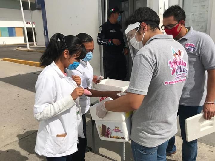 Hace paletería de Atlixco su buena acción y regala helados a médicos