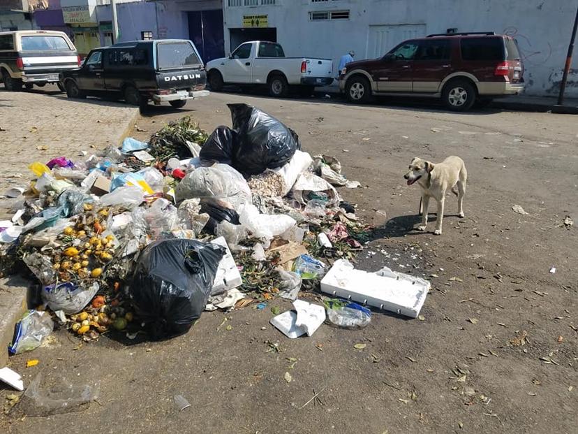 Vecinos se quejan por basura de tianguistas en Atlixco