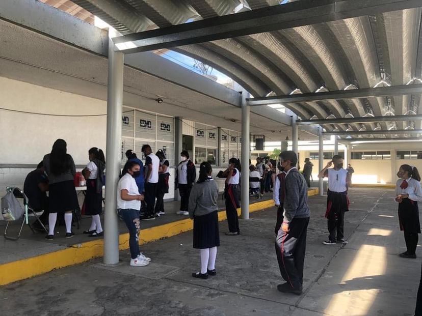 En secundaria de Atlixco vacuna a más de mil personas contra la influenza