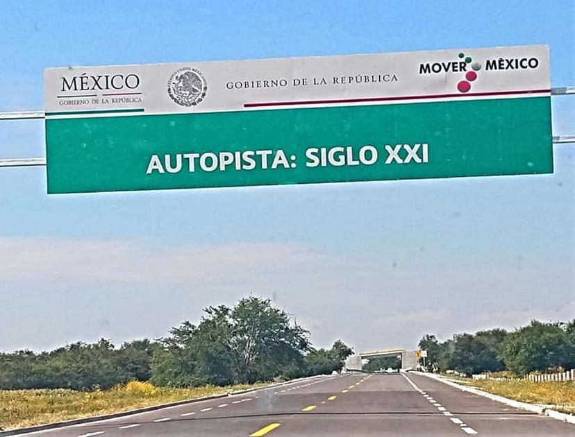 Tractocamión con peregrinos se accidenta en la autopista Siglo XXI