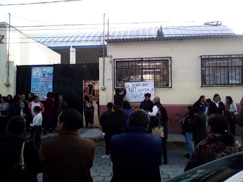 Protestan para exigir cambio de directora en primaria de Atlixco