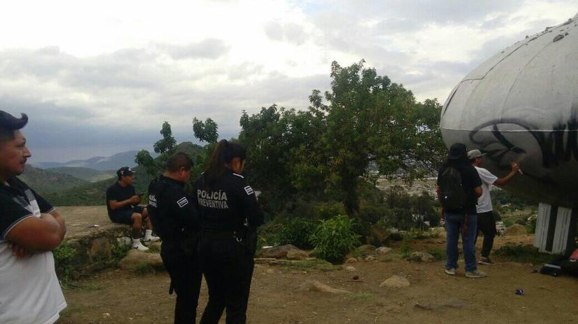 Cachan a grafiteros dañando monumento del OVNI en Atlixco 