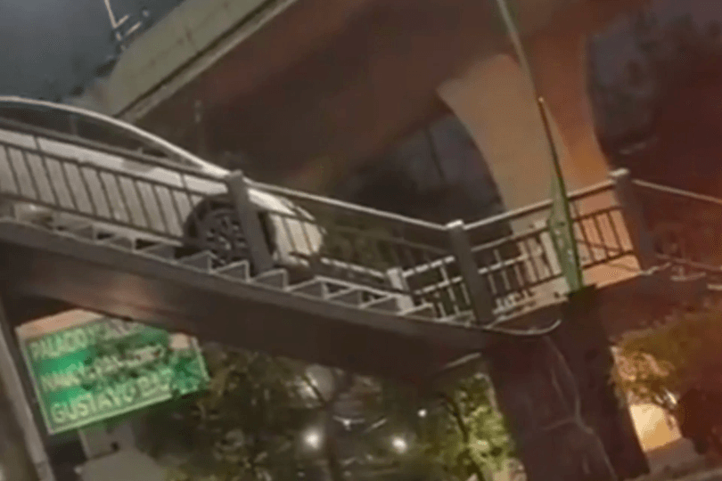 VIDEO Tienes prisa, automovilista se queda atorado en un puente