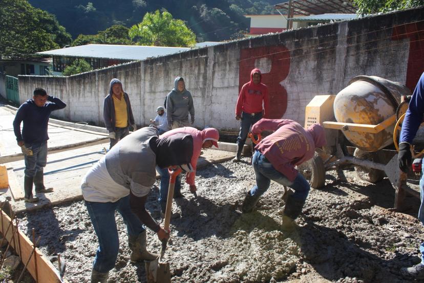 Pavimentan con concreto hidráulico calle de acceso a escuela en Huitzilan