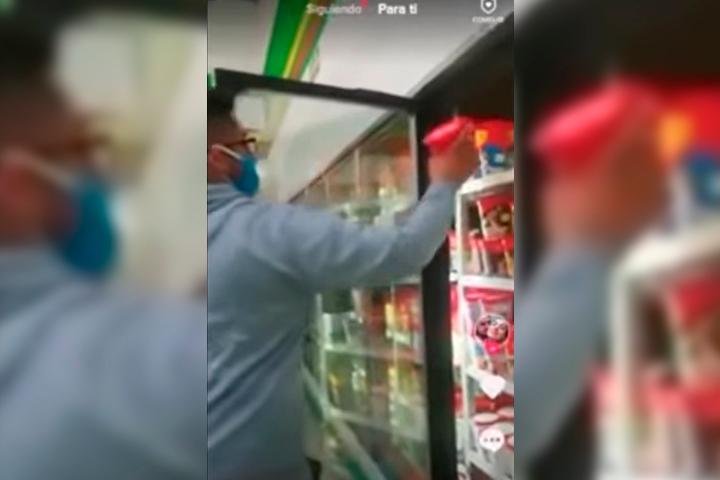 VIDEO Se quita el cubrebocas, prueba helado y lo regresa a refri en Aurrera