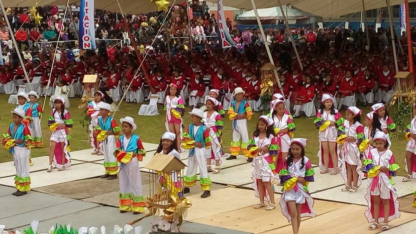 Síndico de Puebla promueve a Gali durante graduación en Serdán