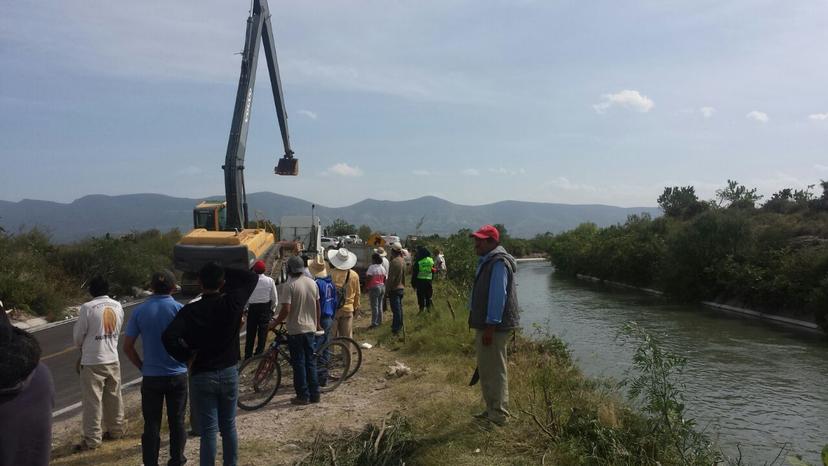 Buscan a 3 jóvenes que cayeron a canal de Valsequillo