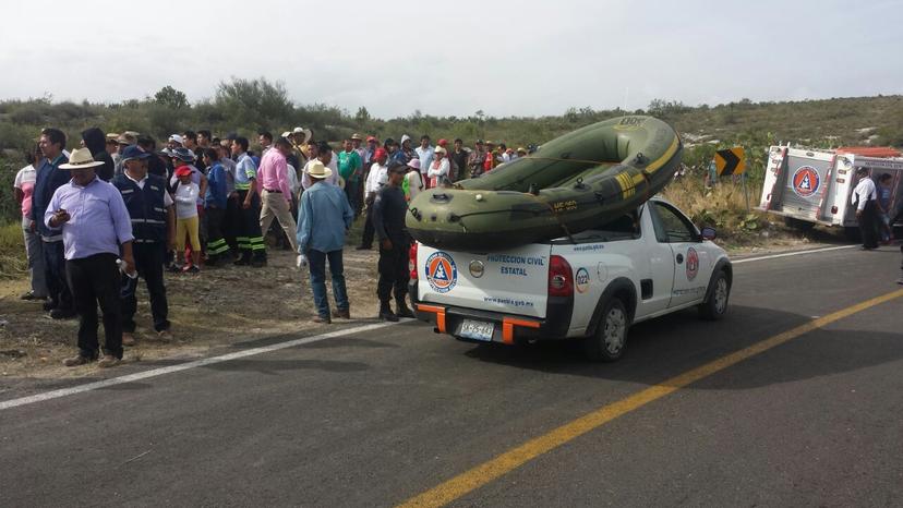 Buscan a 3 jóvenes que cayeron a canal de Valsequillo