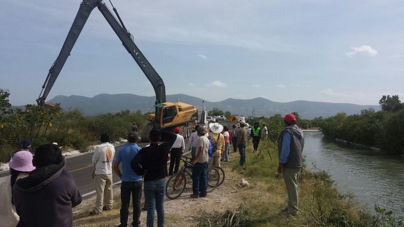 Buscan a 3 jóvenes que cayeron a canal de Valsequillo