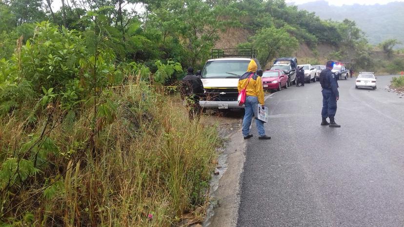 Encuentran 2 muertos en la México-Tuxpan; uno habría sido ejecutado