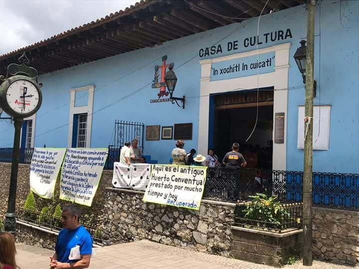 Fieles toman Casa de Cultura de Huauchinango para la Iglesia