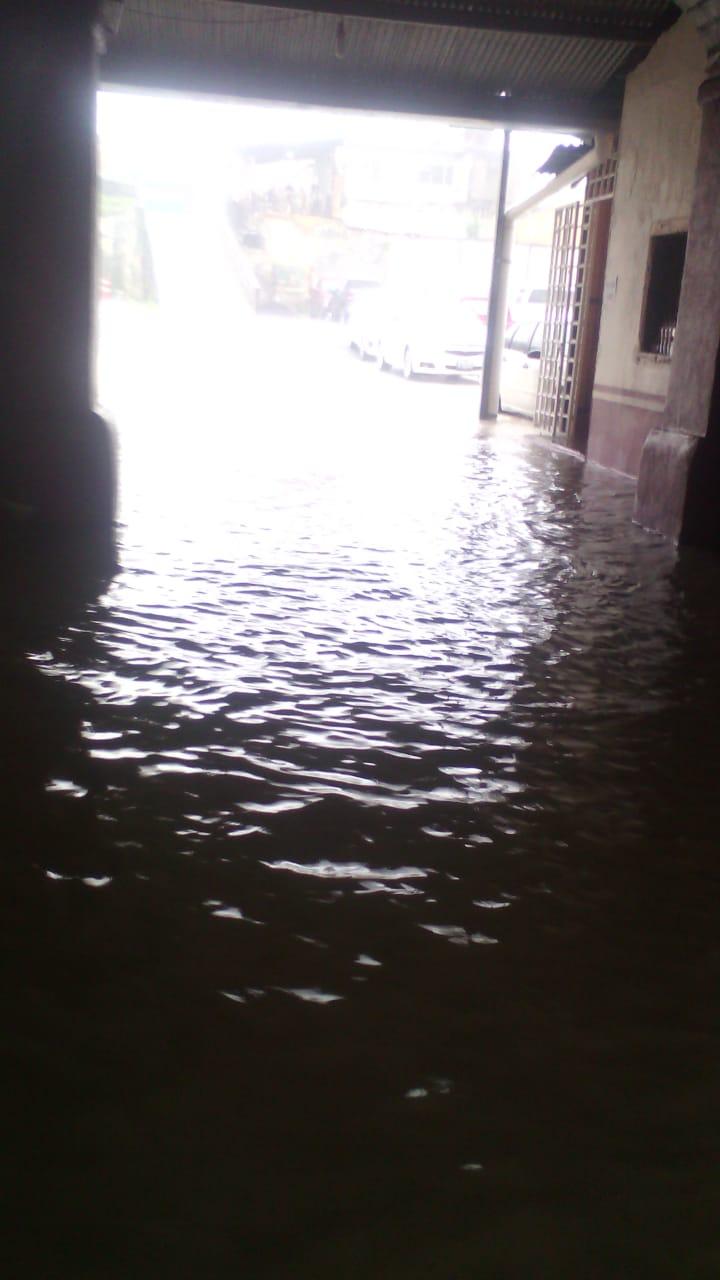 Intensa lluvia afecta negocios y casas en Huauchinango