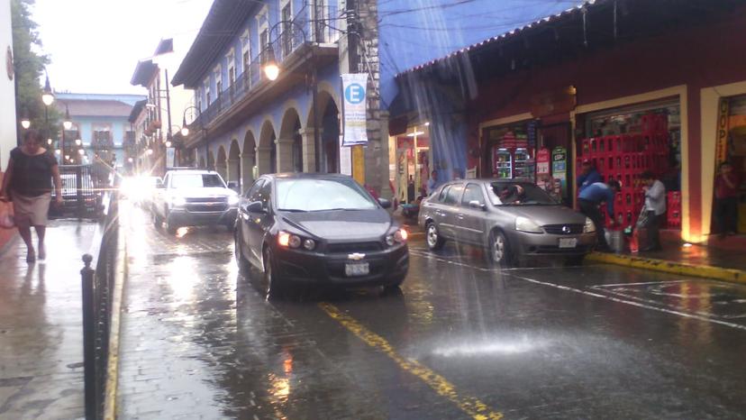 Intensa lluvia afecta negocios y casas en Huauchinango