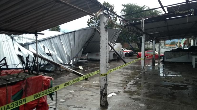 Granizada tira techo en mercado municipal de Huejotzingo