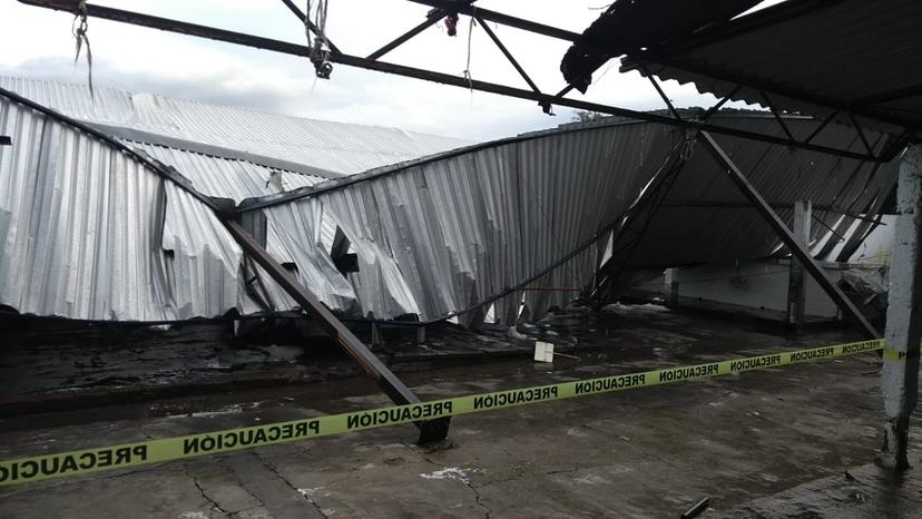 Granizada tira techo en mercado municipal de Huejotzingo