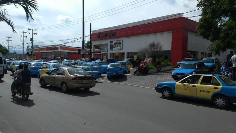 Taxistas se reúnen con SGG para buscar a compañero en Texmelucan