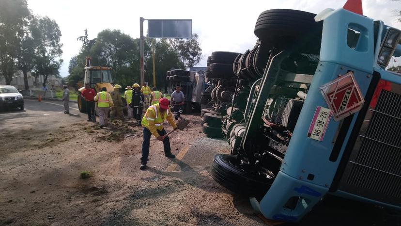 Pipa derrama 39 mil litros de diésel en la México-Puebla