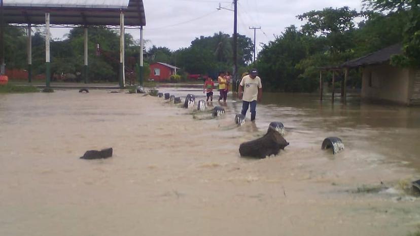 Río se desborda e inunda comunidad de Francisco Z. Mena