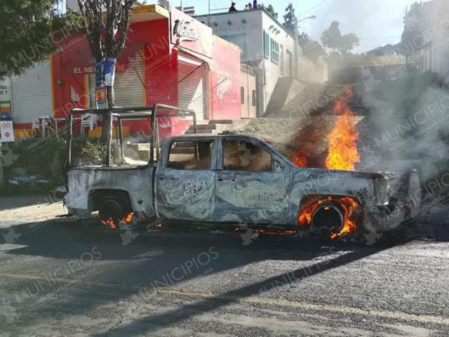 Queman patrulla y lesionan a policía en límites con Texmelucan