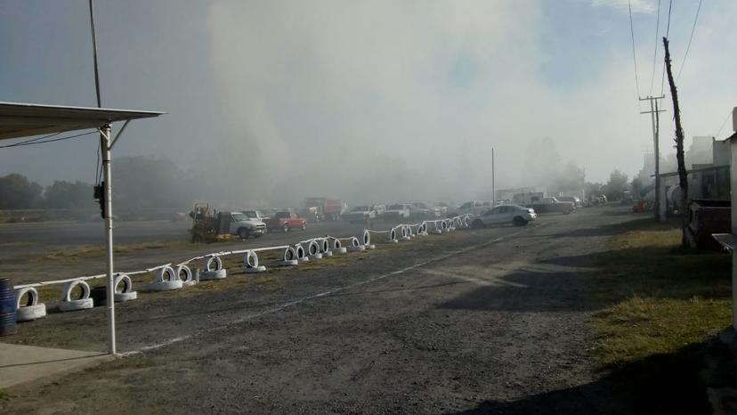 Humo de fábrica ocasiona pánico en colonia de Texmelucan 