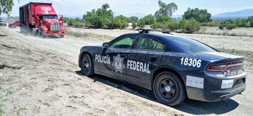 Federales recuperan dos tractocamiones en Tecamachalco