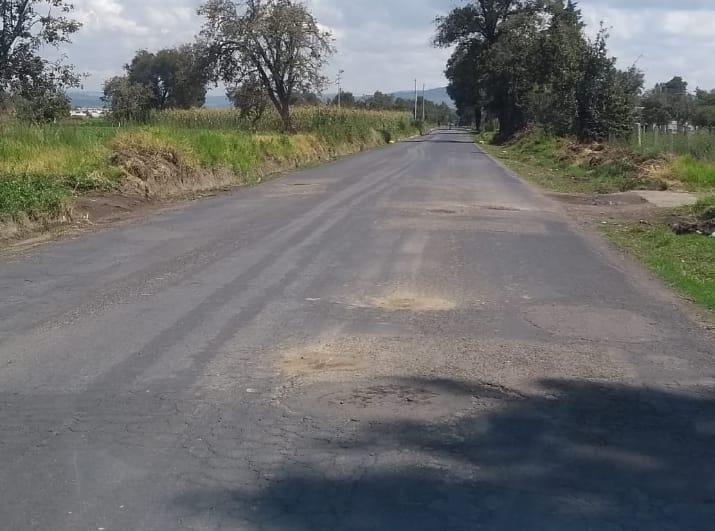 Ciudadanos bachean carretera en El Verde sin apoyo de autoridades