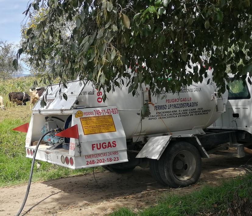 Huachigaseros abandonan pipas a medio cargar tras ser descubiertos