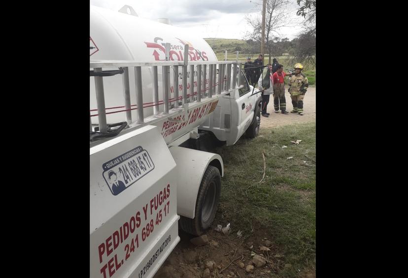 Aseguran pipa de Tlaxcala en toma clandestina de Texmelucan