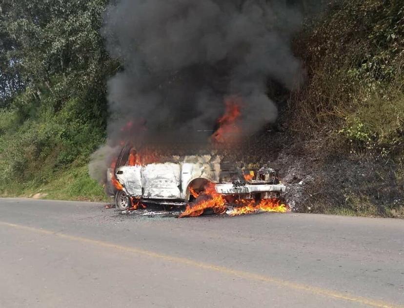 Persiguen a asaltantes y queman su camioneta en Zacapoaxtla