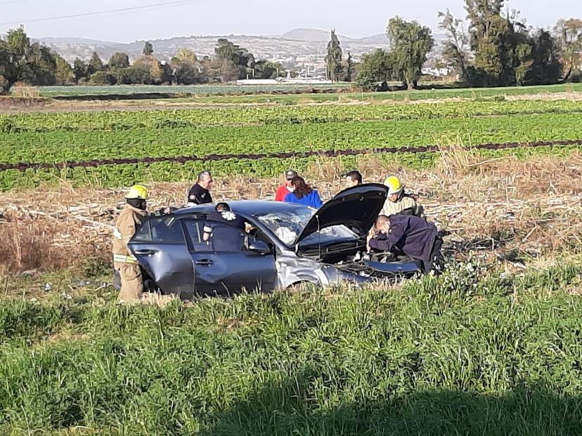 Saldo de 2 lesionados graves por volcadura en Texmelucan