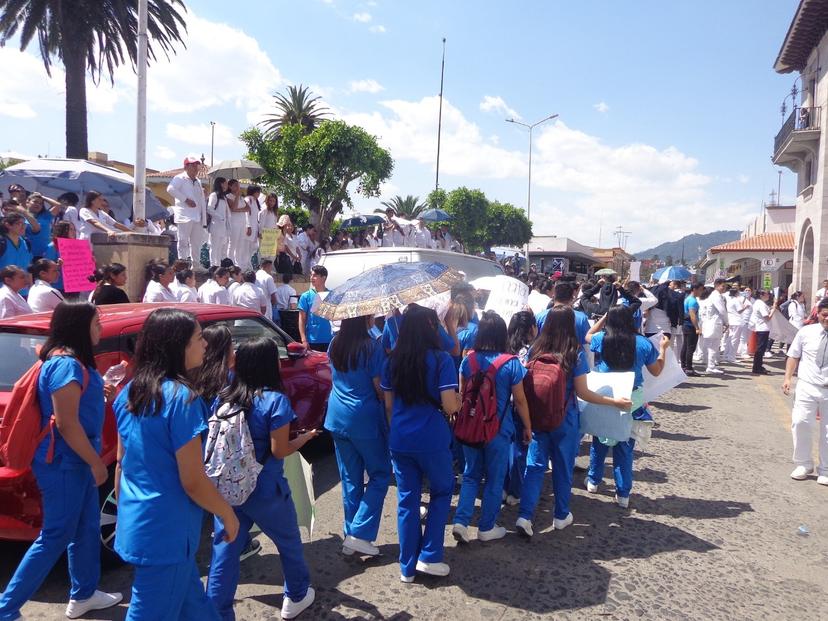 Marchan universitarios en Teziutlán para exigir seguridad