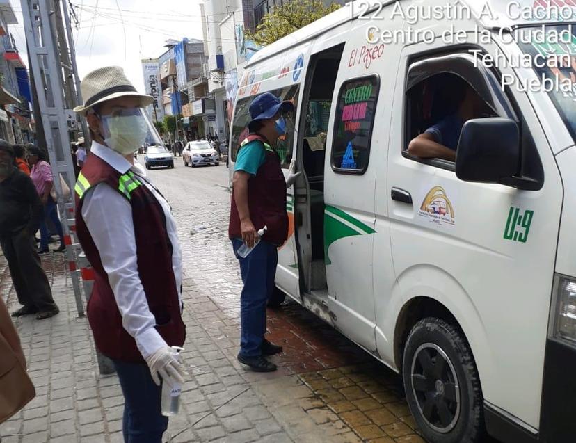 Choferes reclaman a usuarios por no usar cubrebocas en Tehuacán