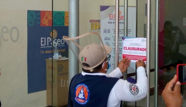 Con operativo clausuran centro comercial en Tehuacán