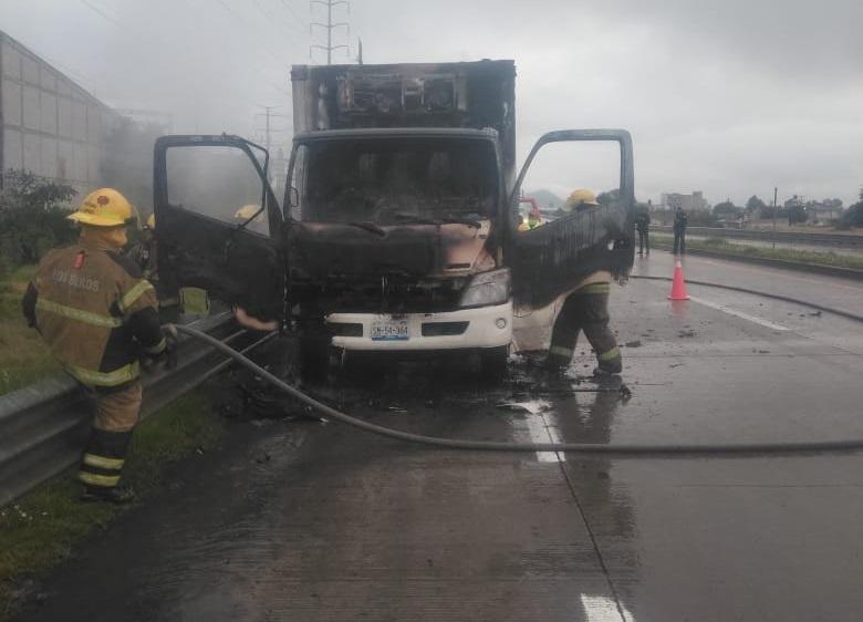 Se incendia camión en el Arco Norte, piden auxilio a los bomberos