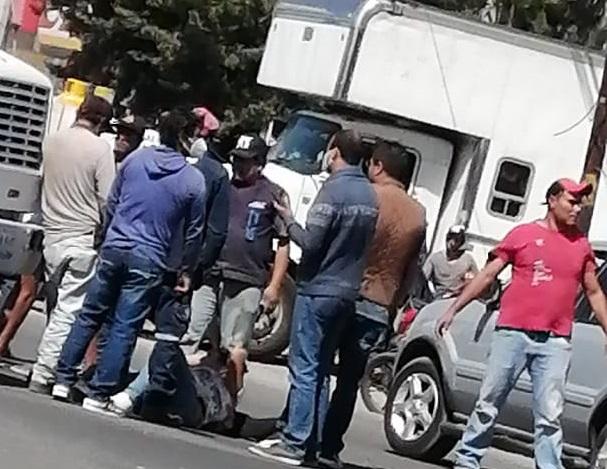 Rescatan a chofer tras atropellar a familia en Texmelucan