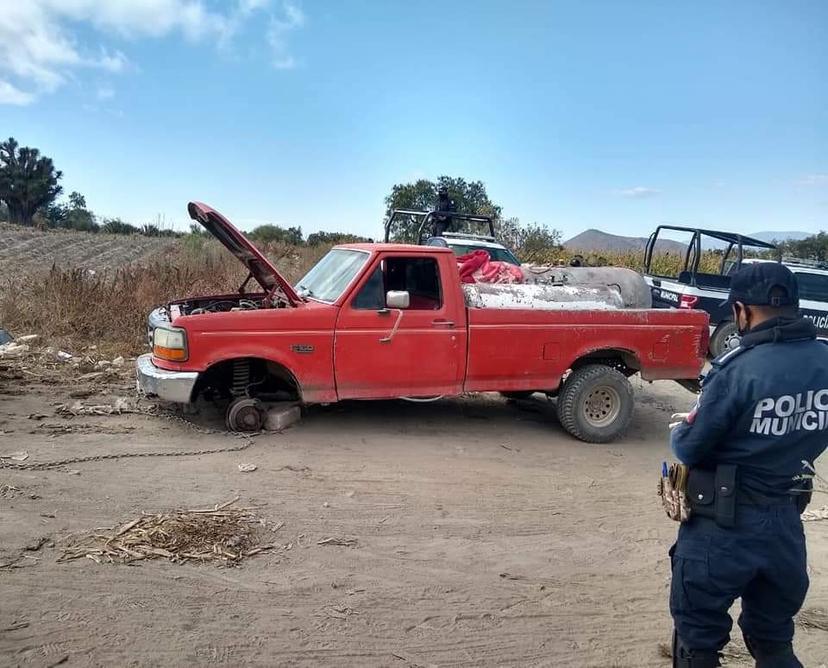 Ladrones abandonan camioneta con tanques de gas LP en Palmar de Bravo