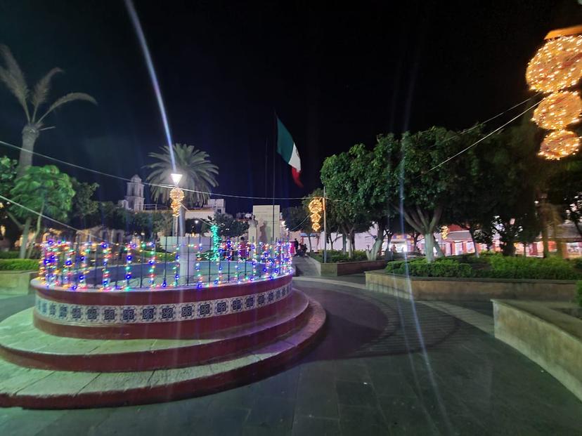 Policías olvidan arriar la bandera y se atora en parque de Izúcar