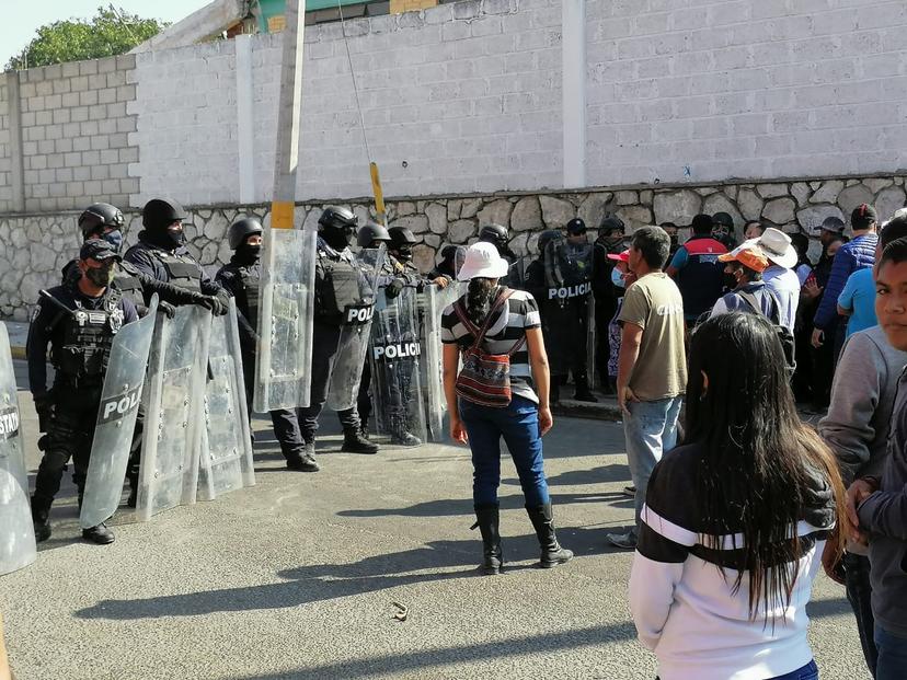 Manifestantes detienen demolición de escuela en Tecamachalco