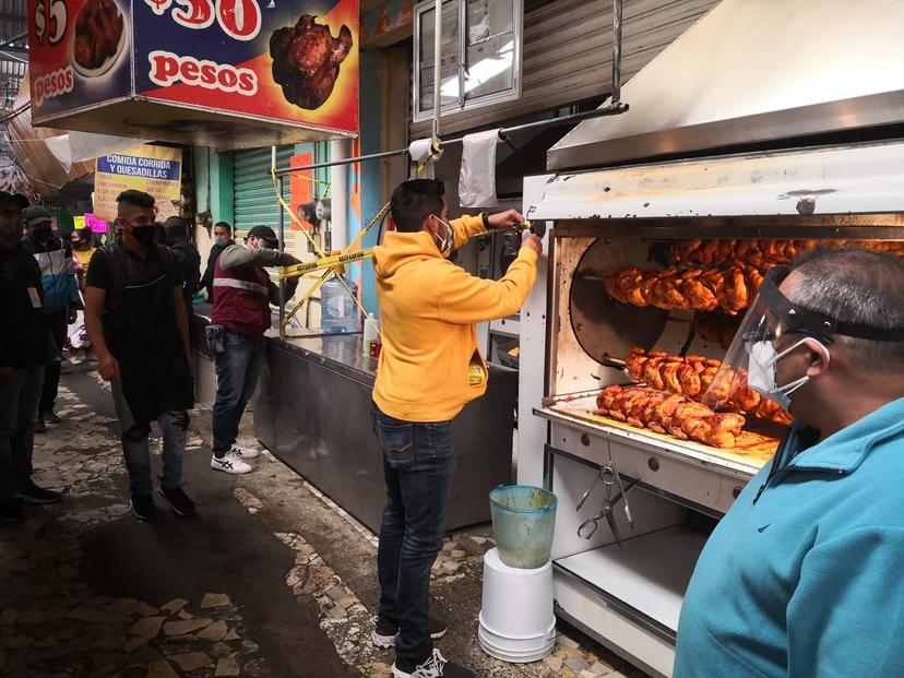 Clausuran comercios en mercado de Texmelucan