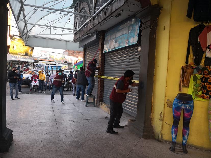 Clausuran comercios en mercado de Texmelucan