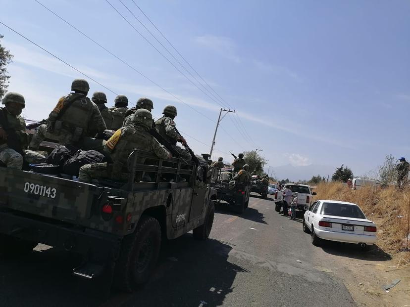 Aseguran a 2 sujetos armados tras riña en tianguis Cuatro Caminos