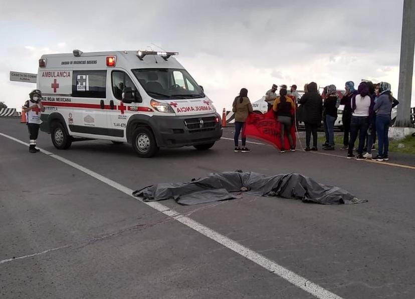 Mueren normalistas de Puebla al caer de tráiler en carretera de Tlaxcala