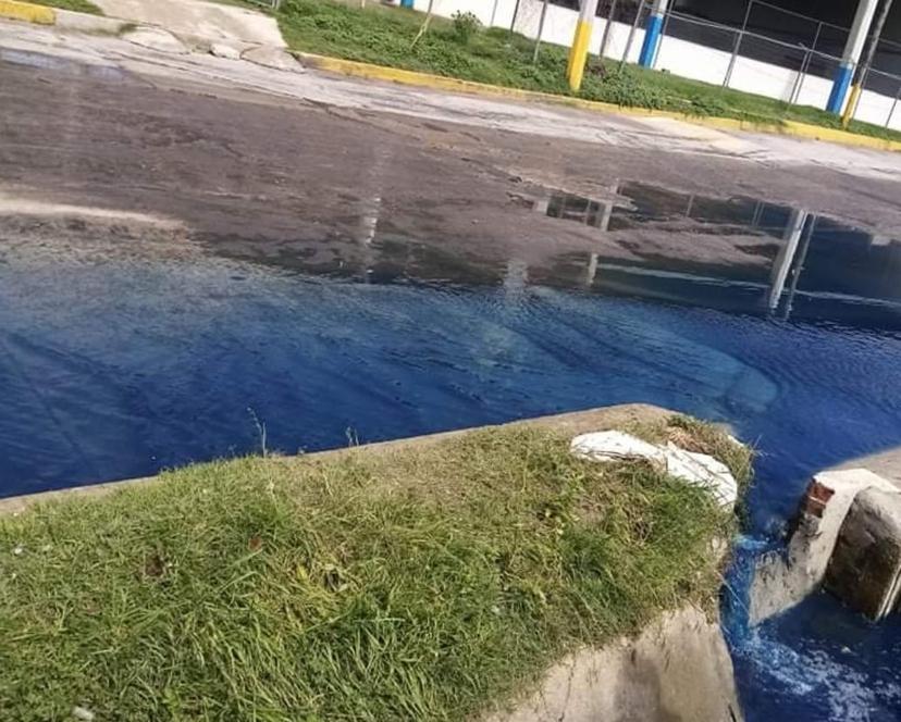 Lavanderías tiñen de azul calles y campos de Tlalancaleca