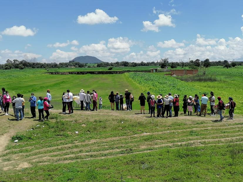 Solo ven los bordes de tierra, pero curiosos siguen visitando el socavón